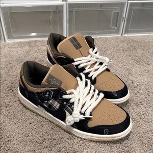 Nike Men's Black and Tan Paisley Sneakers